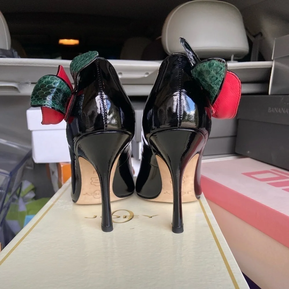 Joey size 5.5 black heels with rose detail - Picture 2 of 6